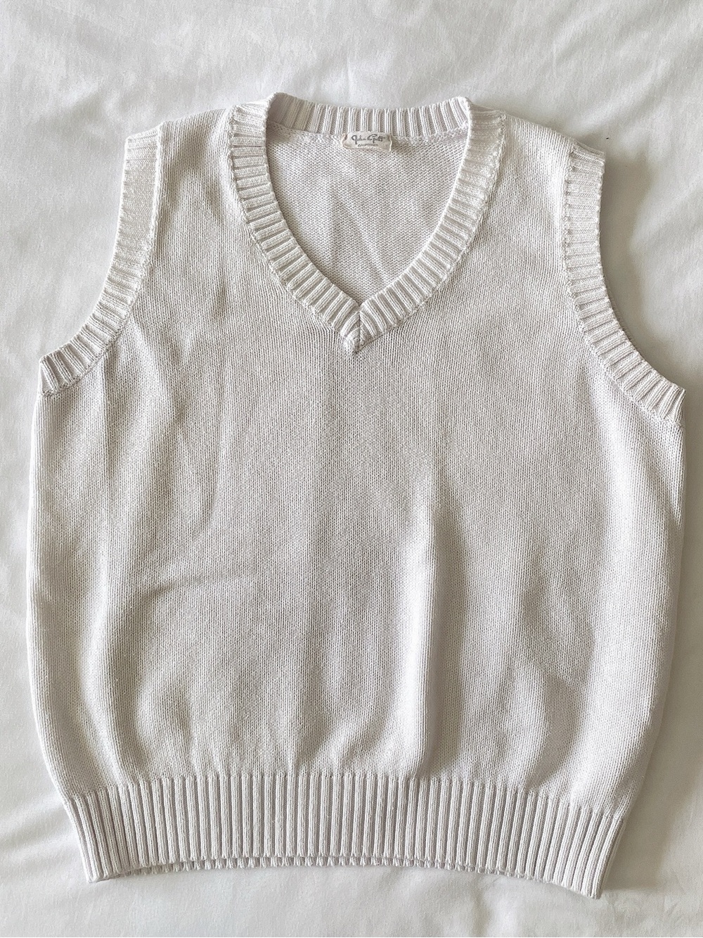 Brandy Melville V‑Neck Knit Sweater Vest in White